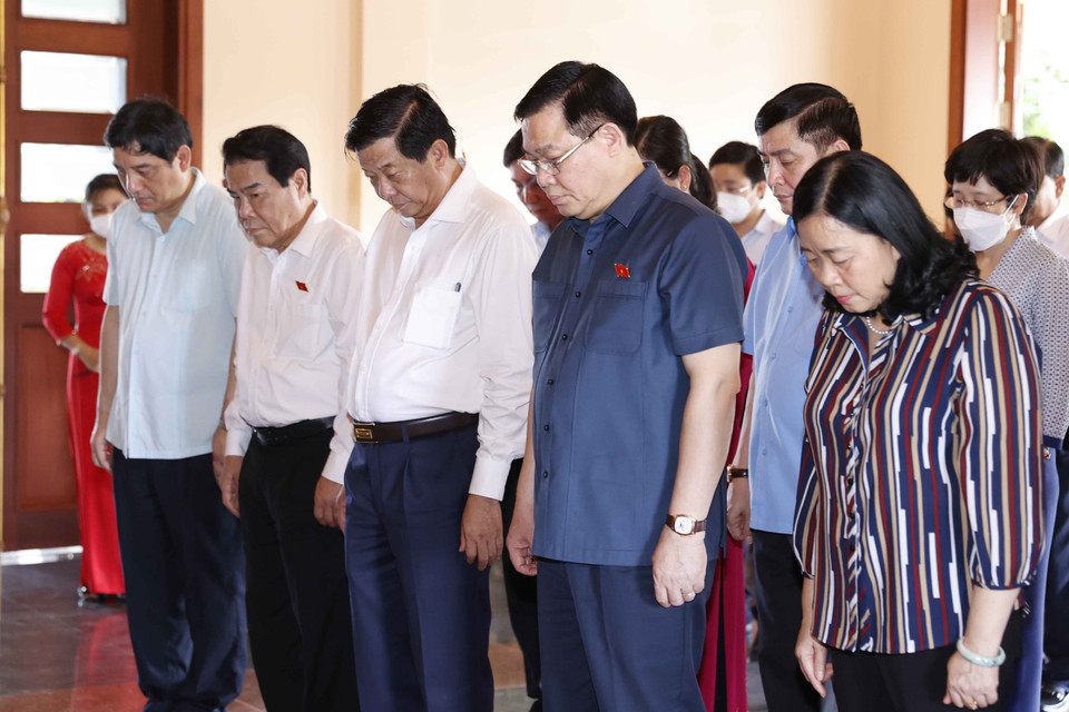 Chủ tịch Quốc hội Vương Đình Huệ dâng hoa, dâng hương tại Khu tưởng niệm Thủ tướng Chính phủ Võ Văn Kiệt. (Ảnh: Doãn Tấn/TTXVN)
