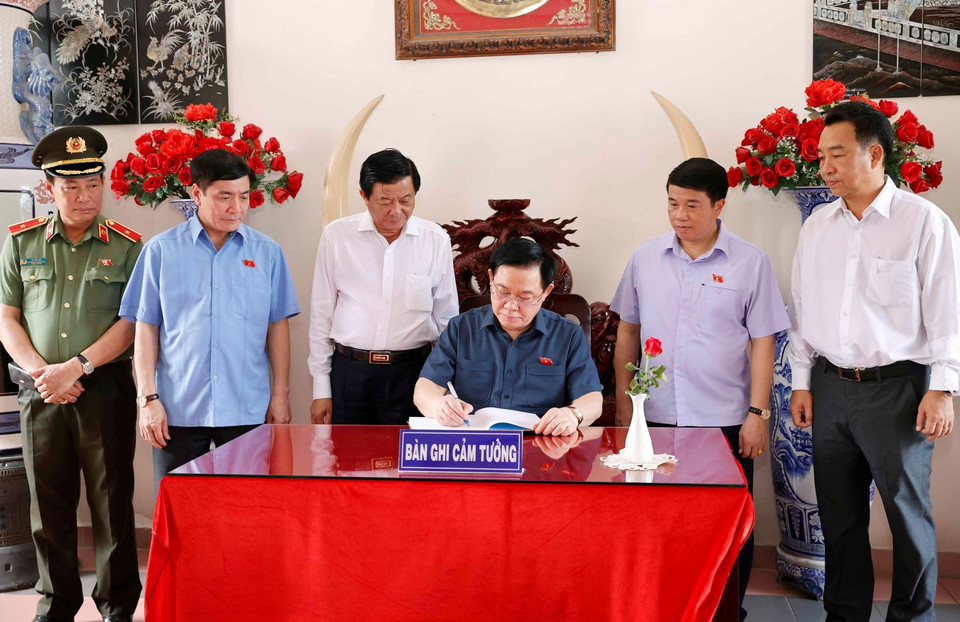 Chủ tịch Quốc hội Vương Đình Huệ viết lưu bút tại Khu tưởng niệm Chủ tịch Hội đồng Bộ trưởng Phạm Hùng. (Ảnh: Doãn Tấn/TTXVN)