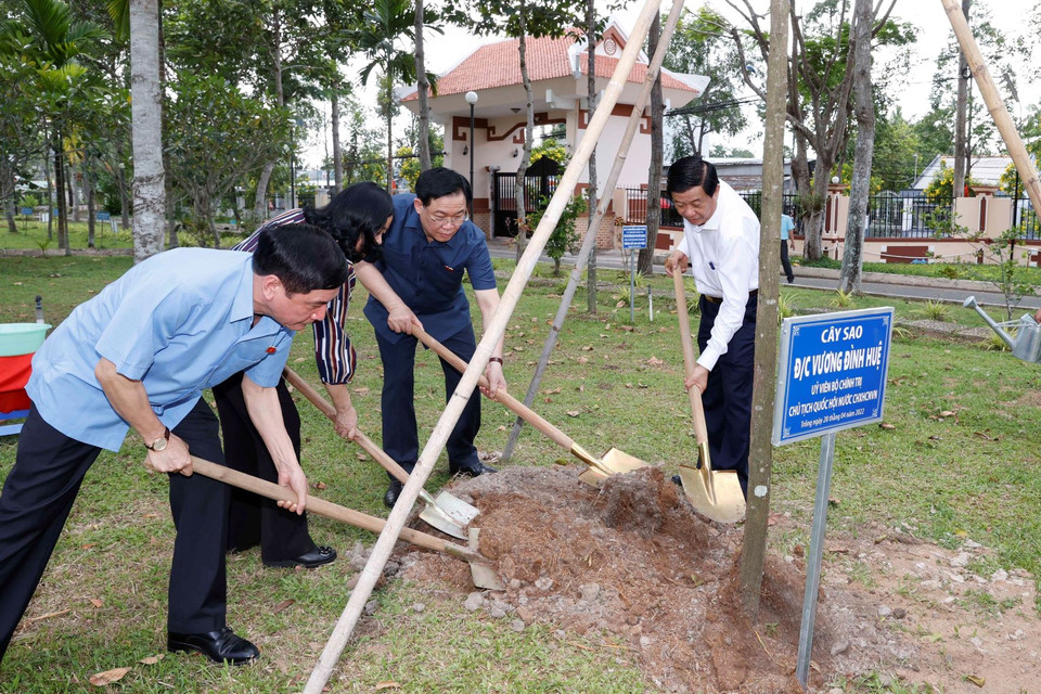 Chủ tịch Quốc hội Vương Đình Huệ trồng cây lưu niệm tại Khu tưởng niệm Chủ tịch Hội đồng Bộ trưởng Phạm Hùng. (Ảnh: Doãn Tấn/TTXVN)