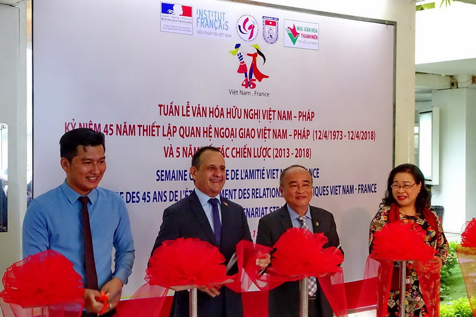 Nghi thức cắt băng khai mạc triển lãm ảnh 'Quan hệ Hữu nghị Việt Nam-Pháp' và 'Nước Pháp ảo diệu' tại tuần lễ. (Ảnh: Thế Anh/TTXVN)