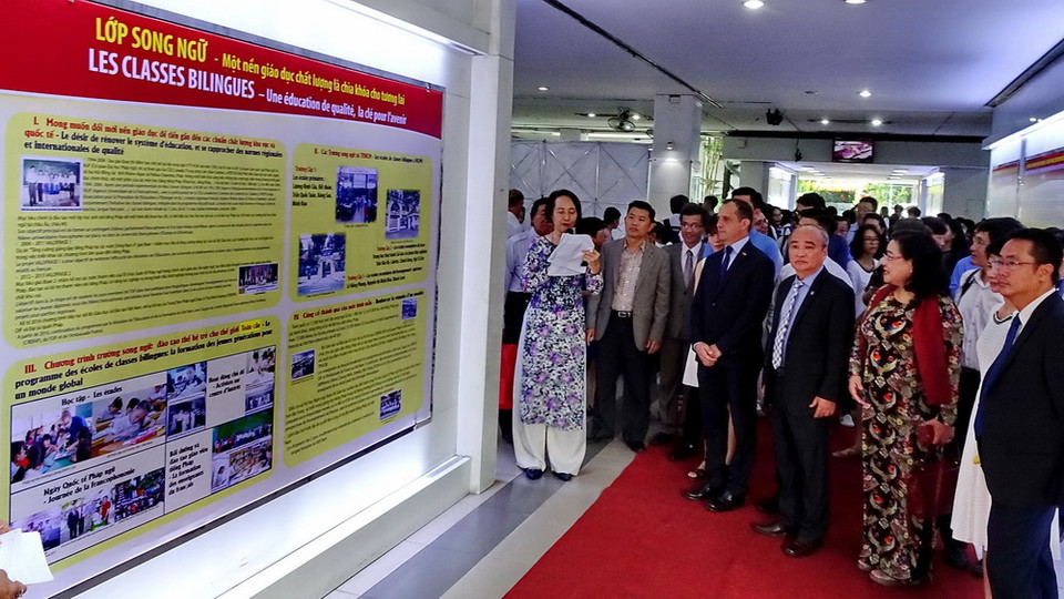 Các đại biểu tham quan triển lãm ảnh về 'Quan hệ Hữu nghị Việt Nam-Pháp' và 'Nước Pháp ảo diệu' tại tuần lễ. (Ảnh: Thế Anh/TTXVN)