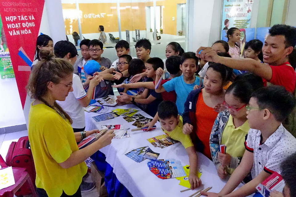 Các em học sinh tham dự hoạt động Tuần lễ văn hóa hữu nghị Việt Nam-Pháp năm 2018. (Ảnh: Thế Anh/TTXVN)