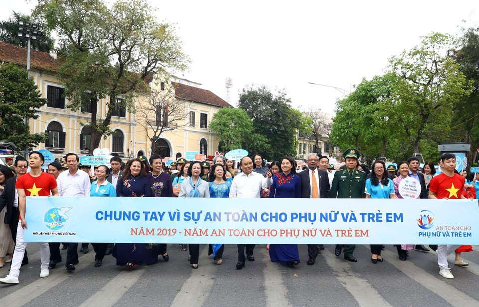 Thủ tướng Nguyễn Xuân Phúc và các đại biểu cùng tham gia đi bộ trên đường Đinh Tiên Hoàng, hưởng ứng Năm an toàn cho phụ nữ và trẻ em. (Ảnh: Thống Nhất/TTXVN)
