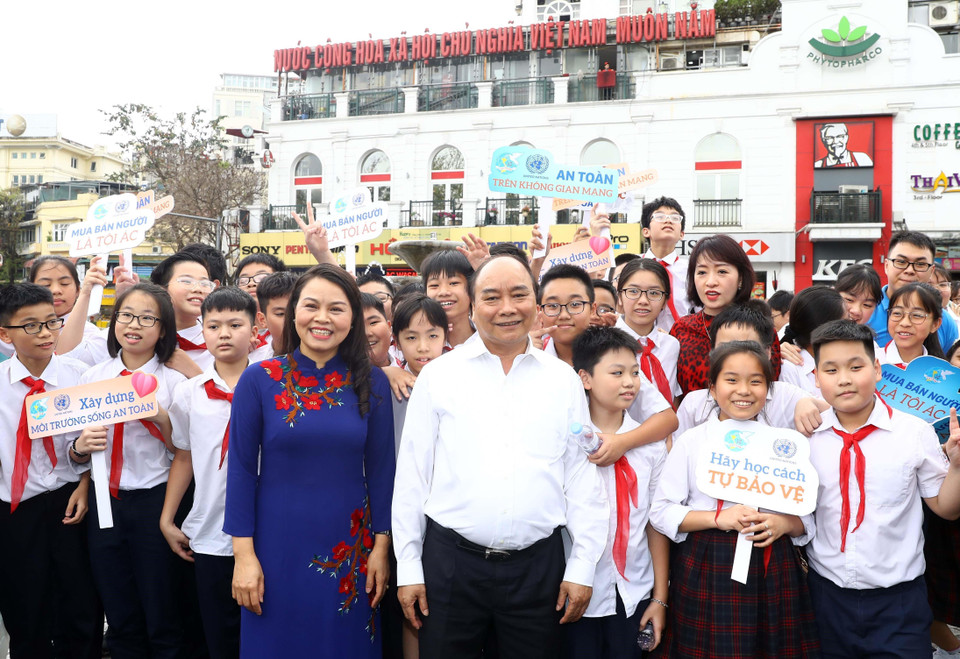  Sáng 6/3, tại khu vực Tượng đài Lý Thái Tổ, quận Hoàn Kiếm (Hà Nội), Thủ tướng Nguyễn Xuân Phúc dự Lễ phát động Năm an toàn cho phụ nữ và trẻ em. (Ảnh: Thống Nhất/TTXVN)