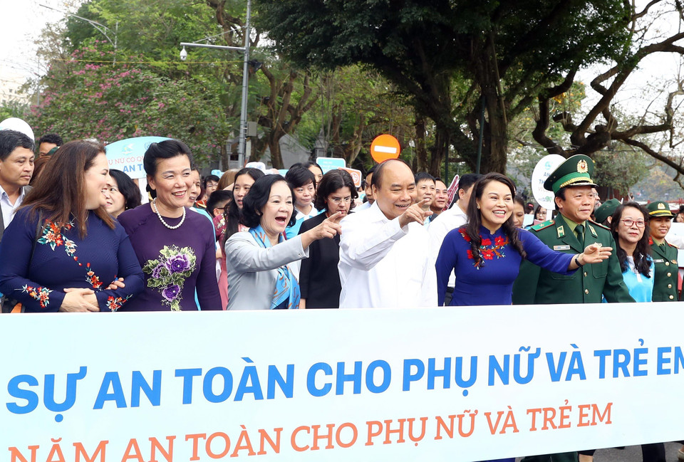 Thủ tướng Nguyễn Xuân Phúc và các đại biểu cùng tham gia đi bộ trên đường Đinh Tiên Hoàng, hưởng ứng Năm an toàn cho phụ nữ và trẻ em. (Ảnh: Thống Nhất/TTXVN)