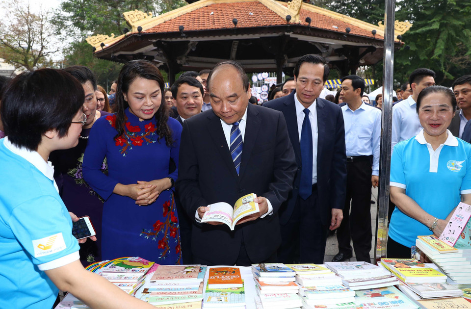 Thủ tướng Nguyễn Xuân Phúc và các đại biểu tham quan triển lãm Không gian an toàn cho phụ nữ và trẻ em tại lễ phát động. (Ảnh: Thống Nhất/TTXVN)