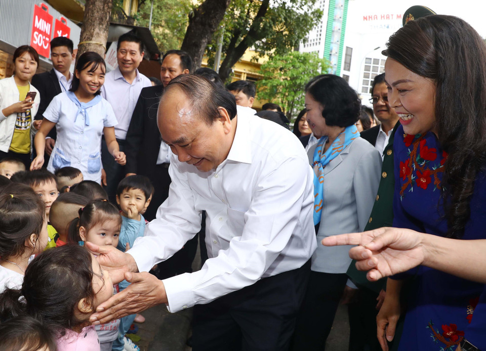 Thủ tướng Nguyễn Xuân Phúc gặp gỡ các trẻ em tại lễ phát động. (Ảnh: Thống Nhất/TTXVN)
