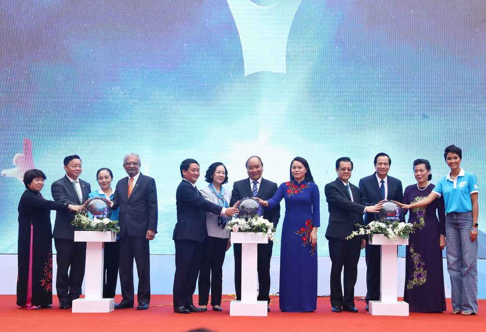 Thủ tướng Nguyễn Xuân Phúc, Trưởng Ban Dân vận Trung ương Trương Thị Mai, Chủ tịch Hội Liên hiệp phụ nữ Việt Nam Nguyễn Thị Thu Hà và Phó Chủ tịch, Tổng Thư ký UBTƯ MTTQ Việt Nam Hầu A Lềnh thực hiện nghi thức phát động Năm an toàn cho phụ nữ và trẻ em. (Ảnh: Thống Nhất/TTXVN)