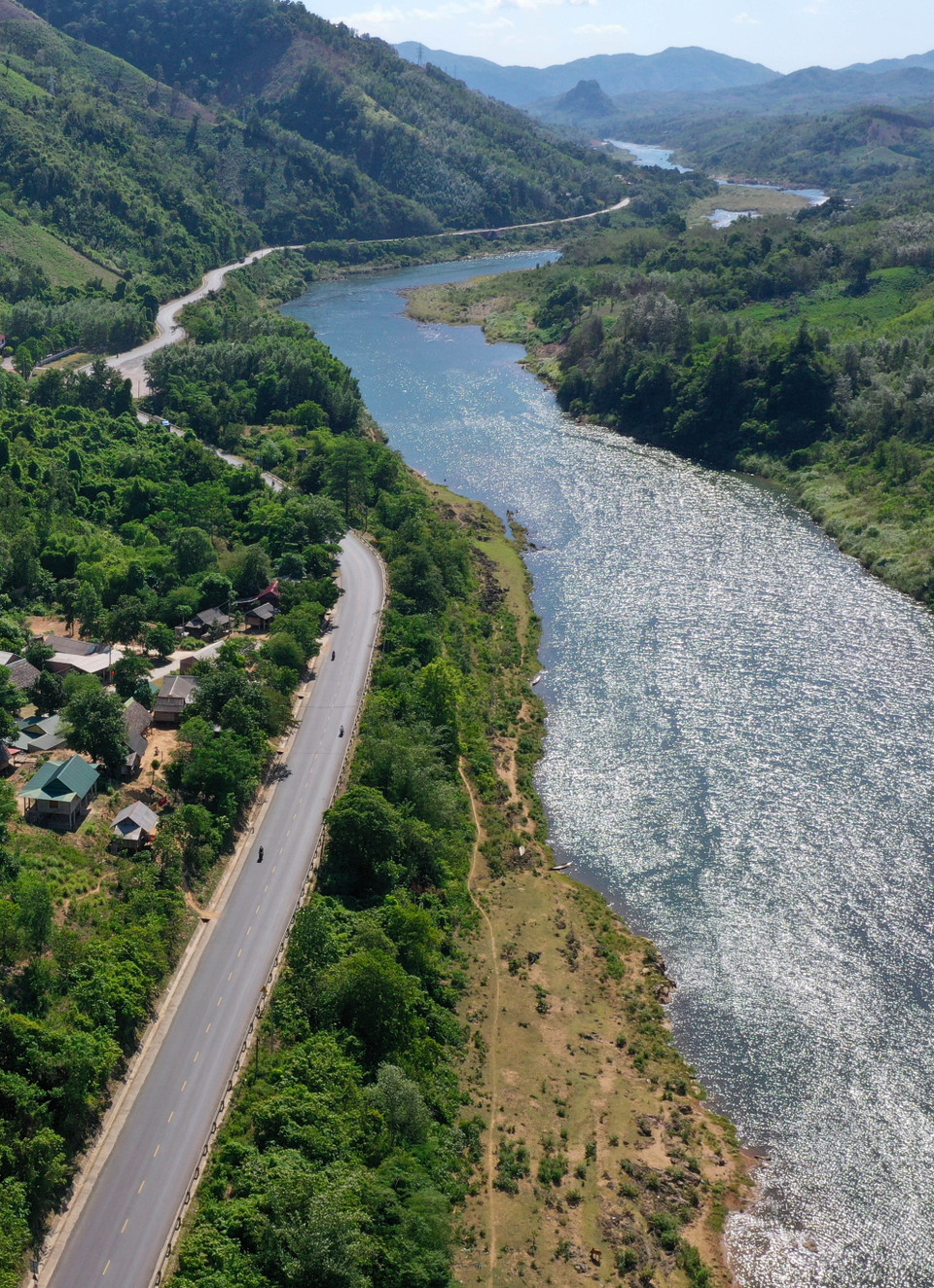 Sông Đakrông uốn lượn theo Quốc lộ 9 lịch sử nối giữa Đông Hà và Lao Bảo, là một phần trong quần thể trong Khu di tích-danh thắng Đakrông. (Ảnh: Hồ Cầu/TTXVN)