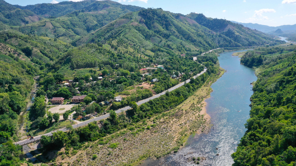 Sông Đakrông uốn lượn theo Quốc lộ 9 lịch sử nối giữa Đông Hà và Lao Bảo, là một phần trong quần thể trong Khu di tích-danh thắng Đakrông. (Ảnh: Hồ Cầu/TTXVN)