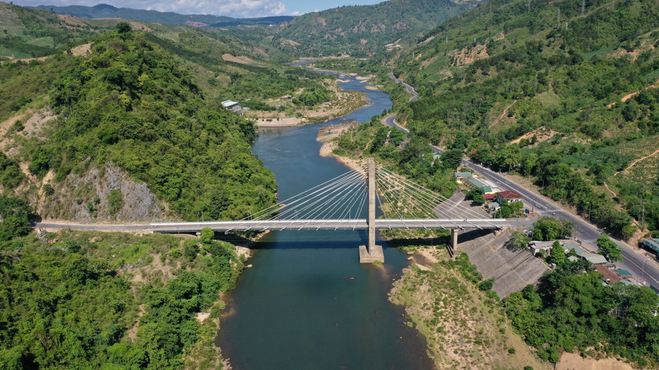 Cầu treo Đakrông bắc qua sông Đakrông là một phần trong quần thể danh thắng Đakrông, dòng sông góp phần làm nên vẻ đẹp hài hòa của cảnh quan sông núi huyện Đakrông. (Ảnh: Hồ Cầu/TTXVN)