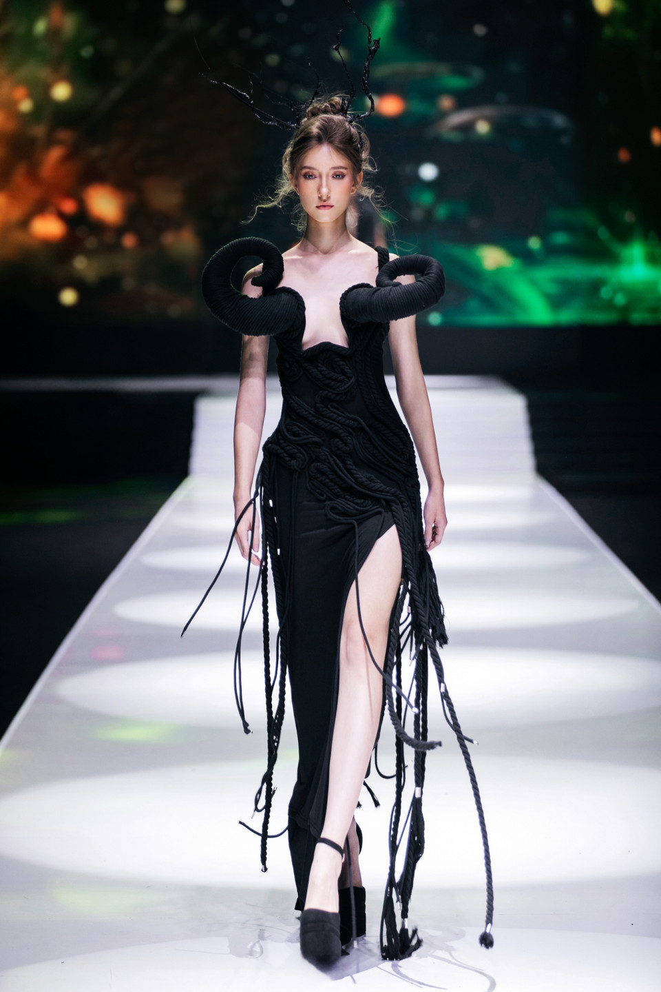 Hơn hết, để tôn vinh vẻ đẹp tự nhiên, cá tính màu sắc khác biệt của từng quốc gia, Frederick Lee đã lựa chọn dàn người mẫu đa quốc tịch, đa màu da để cùng nhau thể hiện và tạo nên màu sắc riêng biệt dành cho bộ sưu tập. Đó như một lời tuyên ngôn mạnh mẽ về sự đa dạng và hòa nhập. (Ảnh: PV/Vietnam+)