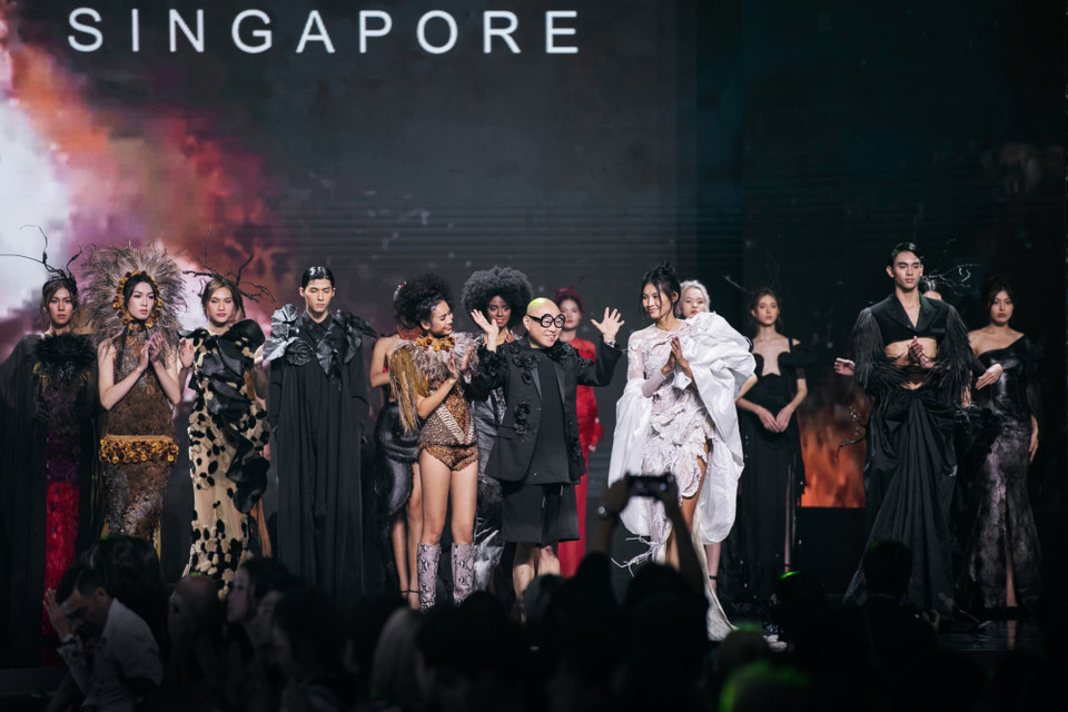 Toàn cảnh bộ sưu tập cùng nhà tạo mẫu Frederick Lee. (Ảnh: PV/Vietnam+)