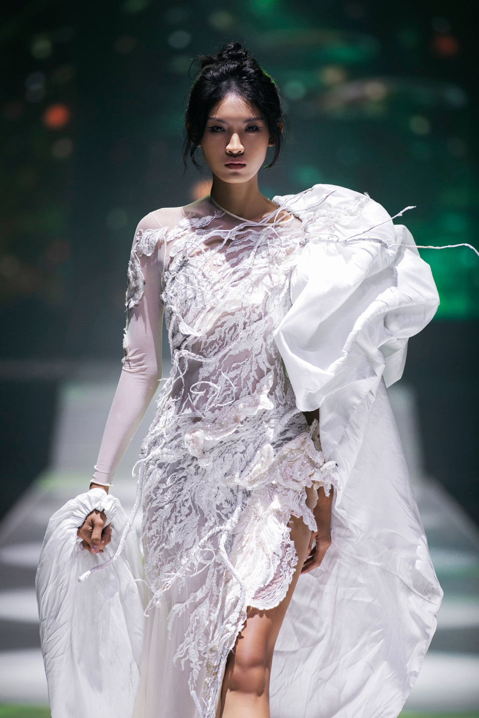 Khép lại màn trình diễn ấn tượng, vedette Huỳnh Tú Anh xuất hiện lộng lẫy trong bộ cánh trắng tinh khôi, tựa như nàng công chúa bước ra từ câu chuyện cổ tích. (Ảnh: PV/Vietnam+)