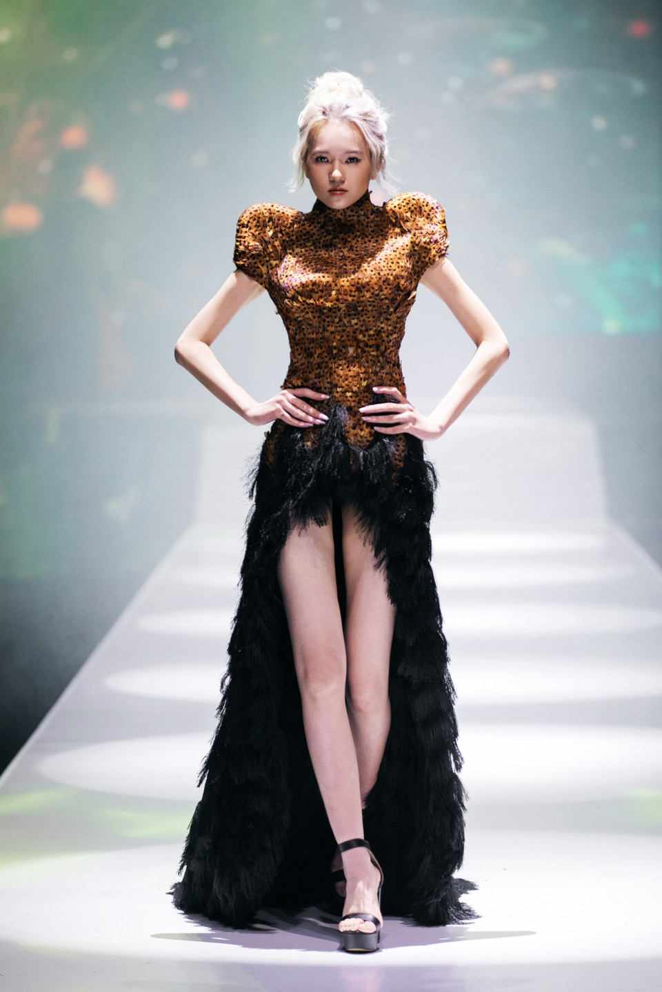 Một thiết kế trong bộ sưu tập của nhà tạo mẫu Frederick Lee. (Ảnh: PV/Vietnam+)