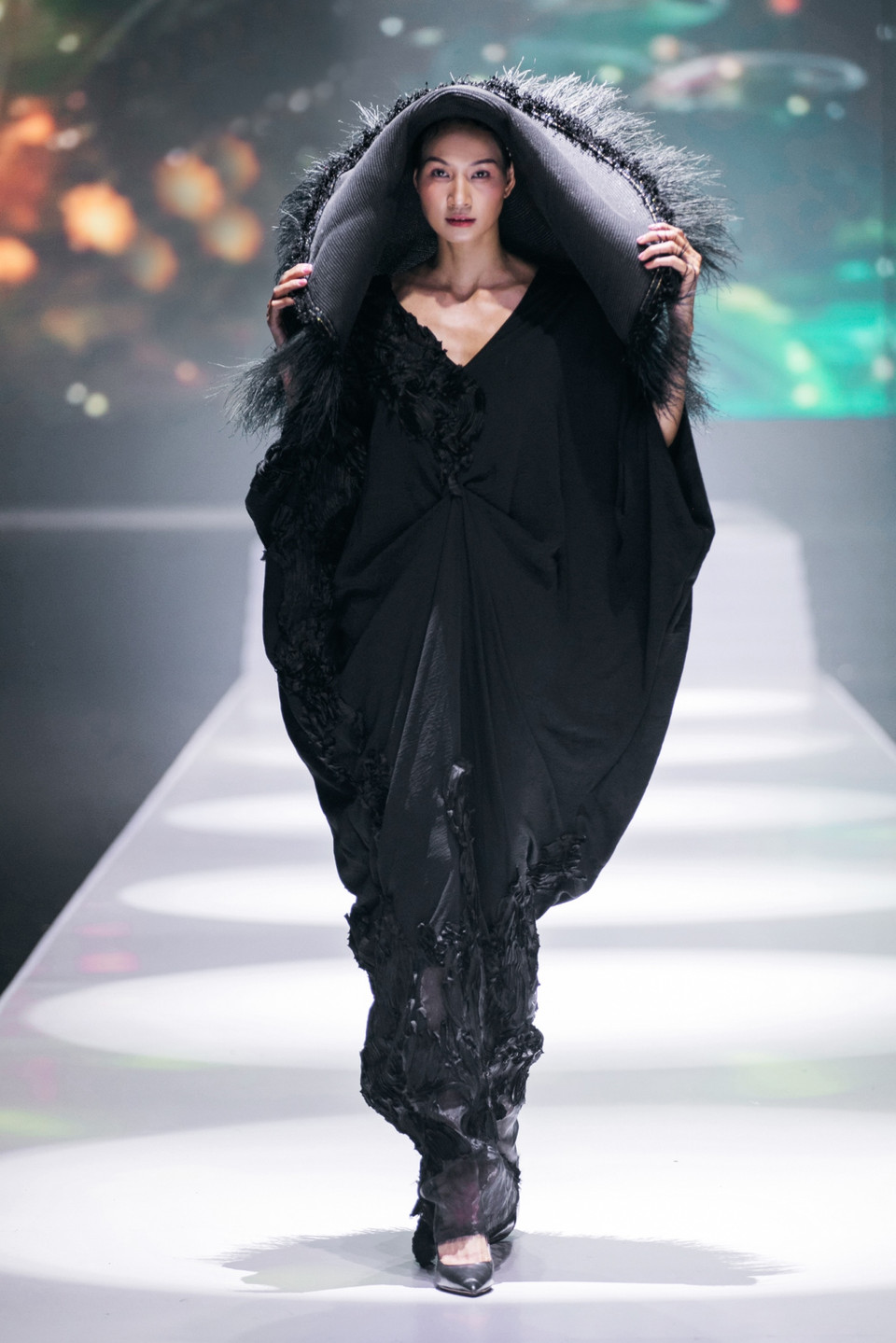 Được mệnh danh là "cha đẻ của Couture Singapore," nhà thiết kế Frederick Lee nổi tiếng với những thiết kế hướng đến sự cầu kỳ, tỉ mỉ cùng những chi tiết độc đáo không thể trộn lẫn. (Ảnh: PV/Vietnam+)