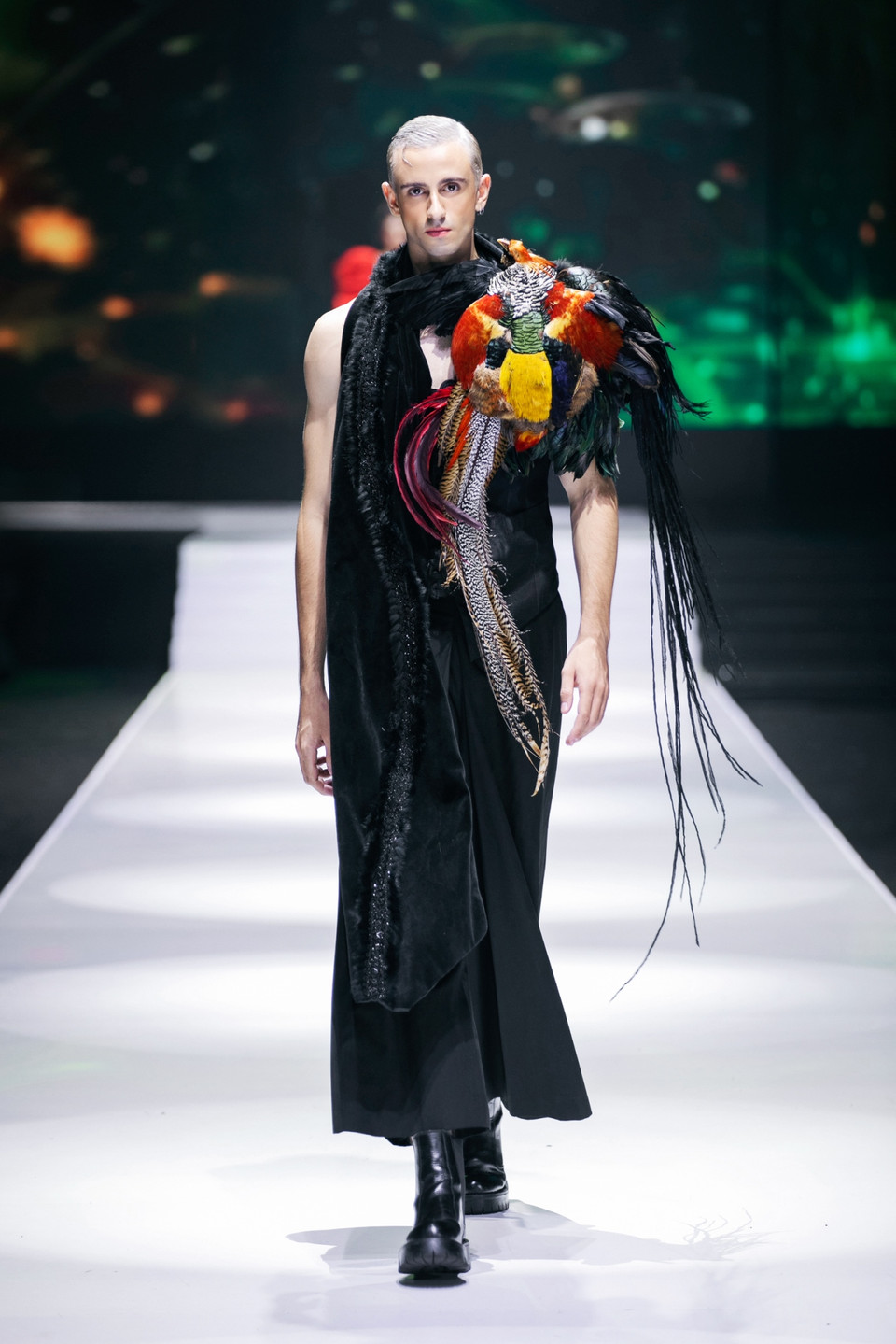 Một thiết kế trong bộ sưu tập của nhà tạo mẫu Frederick Lee. (Ảnh: PV/Vietnam+)