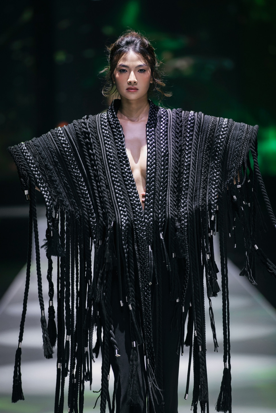 Một thiết kế trong bộ sưu tập của nhà tạo mẫu Frederick Lee. (Ảnh: PV/Vietnam+)