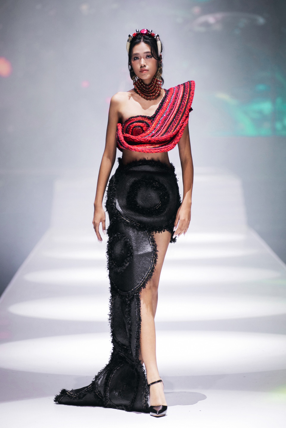 Một thiết kế trong bộ sưu tập của nhà tạo mẫu Frederick Lee. (Ảnh: PV/Vietnam+)