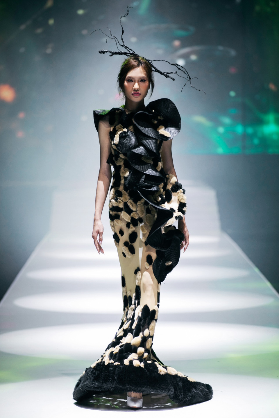 Mỗi người mẫu đại diện cho một vẻ đẹp riêng biệt, một câu chuyện văn hóa khác nhau nhưng cùng hòa chung vào bức tranh thời trang đa sắc màu của "Down To Earth". (Ảnh: PV/Vietnam+)