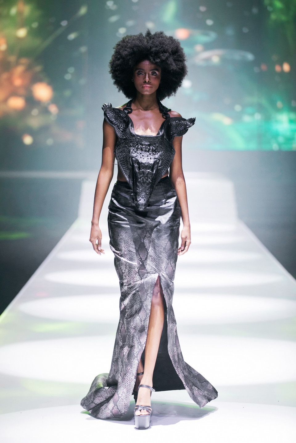 Những chất liệu của bộ sưu tập không chỉ tôn vinh sự mộc mạc, nguyên bản mà Frederick Lee còn gửi gắm lòng biết ơn, trân trọng sâu sắc dành cho Mẹ thiên nhiên. (Ảnh: PV/Vietnam+)