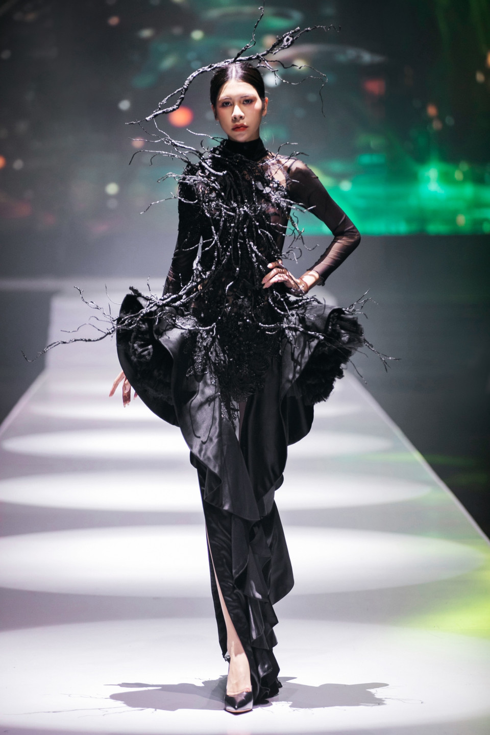 Hướng đến sự phát triển không ngừng của thời trang, "Down To Earth" vừa tôn vinh những giá trị cũ vừa mở ra những thách thức mới, nơi thời trang không chỉ xoay quanh cái đẹp mà còn hướng đến sự phát triển bền vững. (Ảnh: PV/Vietnam+)