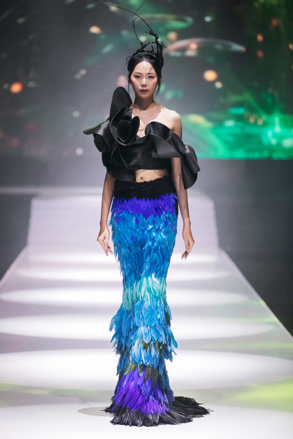 "Down To Earth" như bộ sưu tập kế thừa những tinh hoa và phát huy những giá trị truyền thống từ các nền văn hóa khác nhau trên khắp thế giới. (Ảnh: PV/Vietnam+)