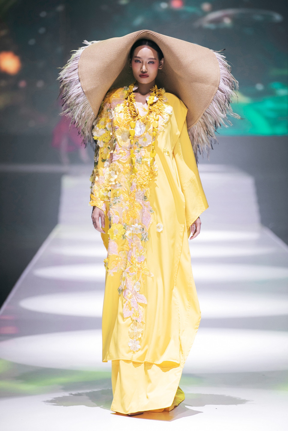 Các mẫu thiết kế đã đưa khán giả đắm chìm vào không gian nghệ thuật đầy mê hoặc, nơi thời trang đương đại giao thoa cùng những giá trị văn hóa bản địa độc đáo từ khắp nơi trên thế giới. (Ảnh: PV/Vietnam+)