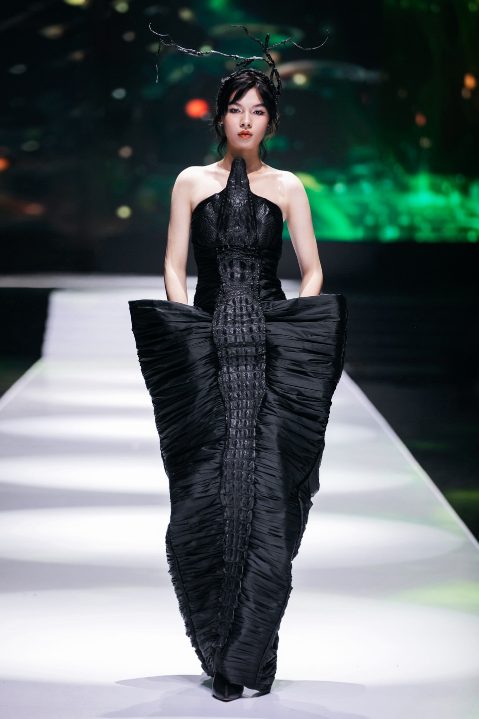 Bằng cách ứng dụng những phom dáng táo bạo, hoành tráng, Frederick Lee đã thành công trong việc thể hiện tư duy sáng tạo khi mang đến các thiết kế ấn tượng. (Ảnh: PV/Vietnam+)