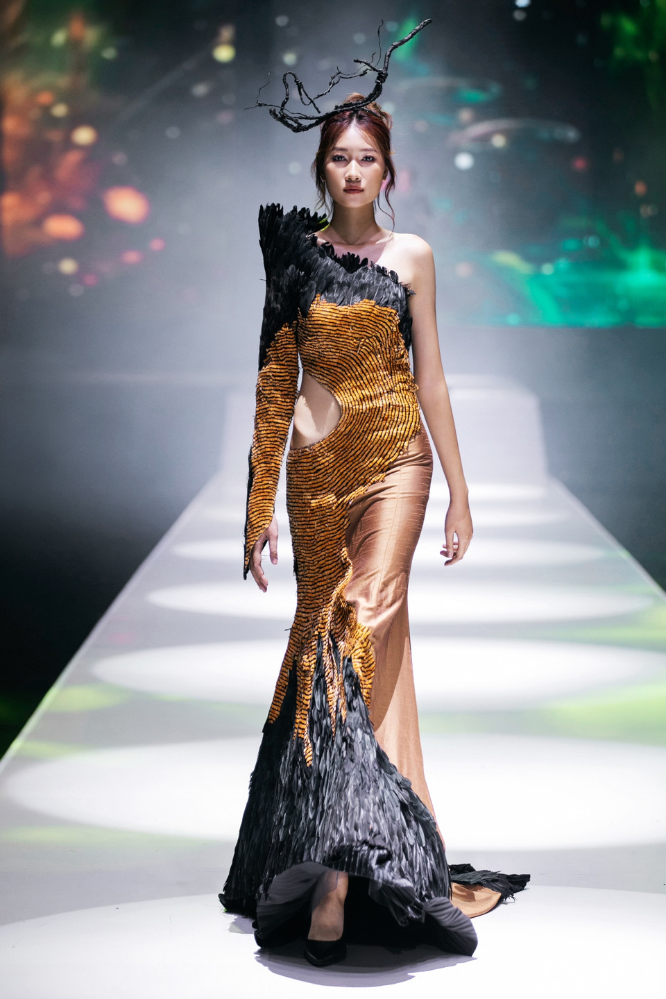 "Down To Earth" đã dẫn dắt người xem lạc vào khu rừng huyền bí với những thiết kế lông vũ vô cùng độc đáo, công phu được nhà tạo mẫu Frederick Lee khéo léo lồng ghép cùng thông điệp tinh thần qua từng thiết kế. (Ảnh: PV/Vietnam+)