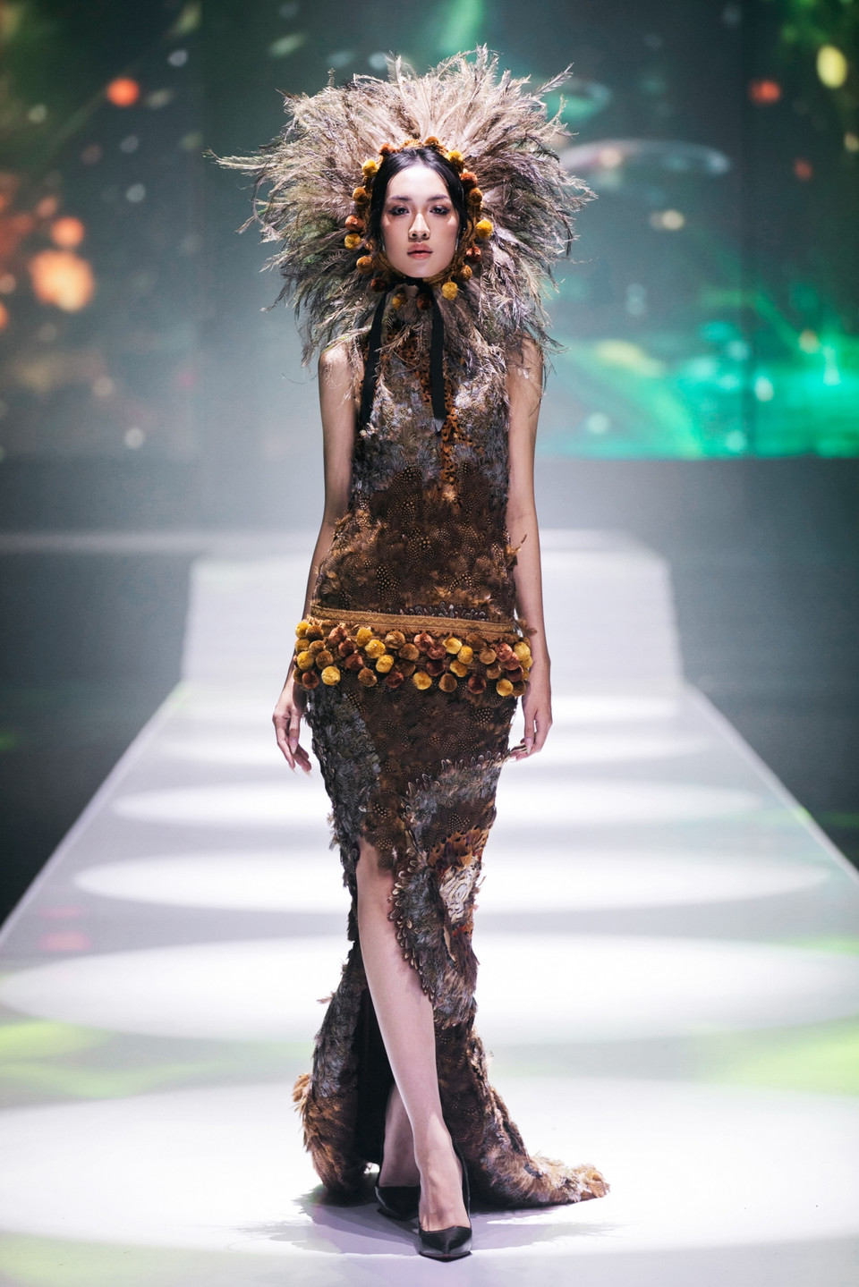 Xuyên suốt bộ sưu tập, chất liệu tự nhiên như lông vũ mềm mại, hạt cườm lung linh, hay rơm raffia mộc mạc đều được nhà tạo mẫu Frederick Lee sử dụng khéo léo trong từng thiết kế. Đây được ví như sợi dây kết nối tinh tế giữa con người và thiên nhiên. (Ảnh: PV/Vietnam+)