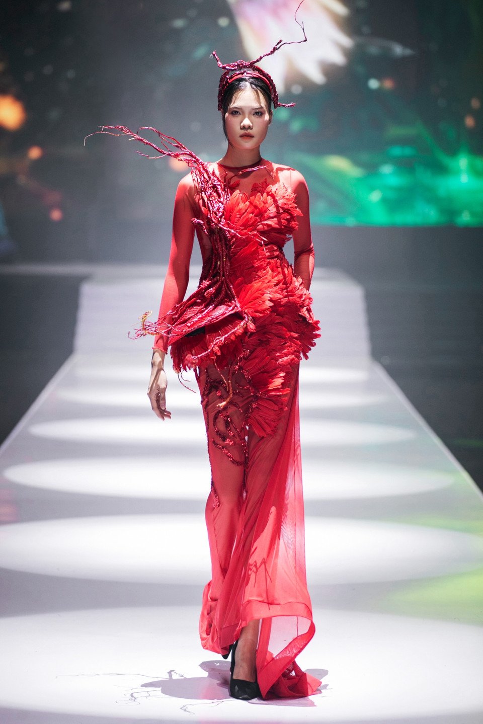 Các thiết kế trong bộ sưu tập là minh chứng cho sự am hiểu, sức sáng tạo và không ngần ngại phá bỏ mọi quy chuẩn qua cách kịch tính hóa chất liệu vốn mềm mại, thanh mảnh trở nên mạnh mẽ và quyền lực . (Ảnh: PV/Vietnam+)
