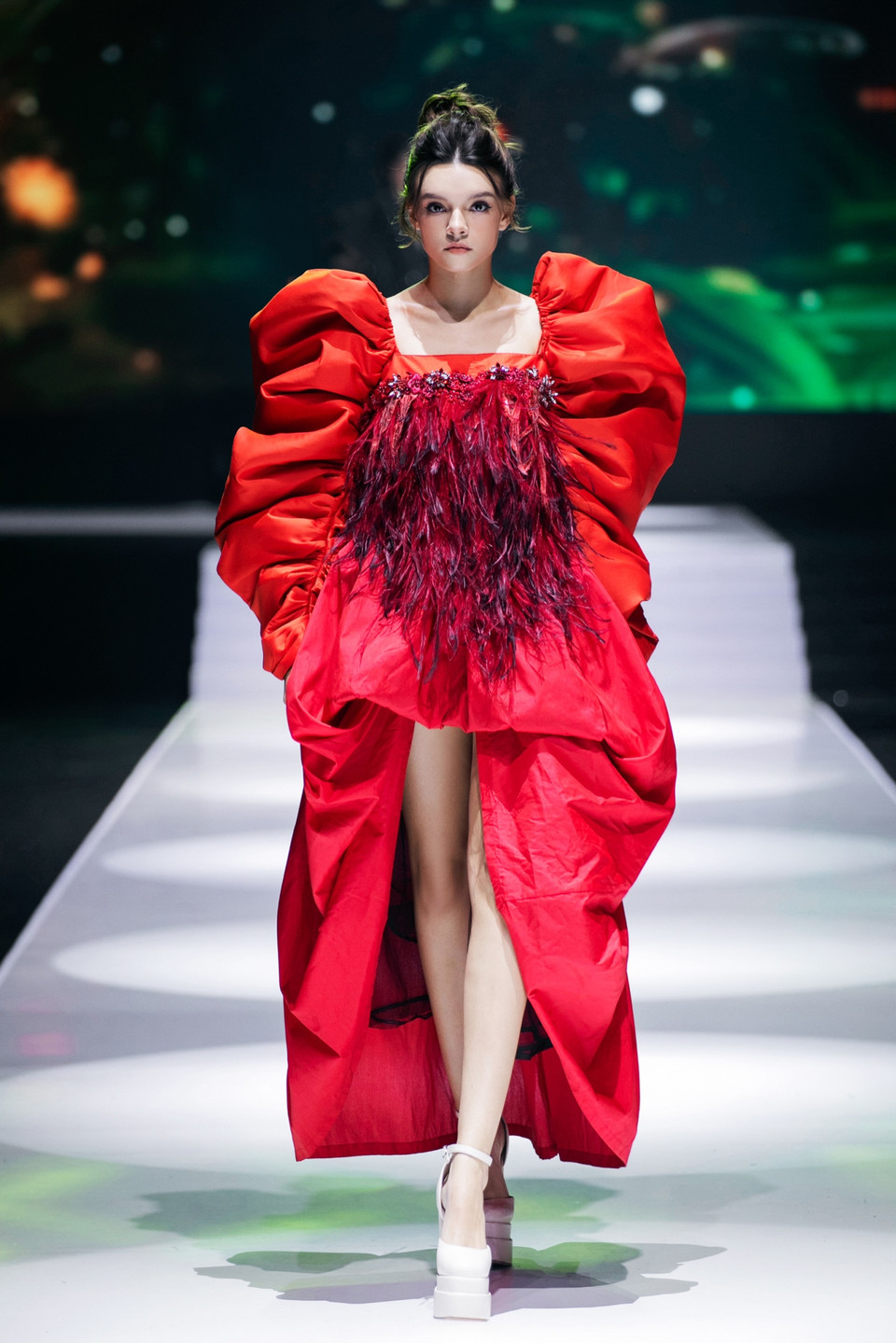 Một thiết kế trong bộ sưu tập của nhà tạo mẫu Frederick Lee. (Ảnh: PV/Vietnam+)