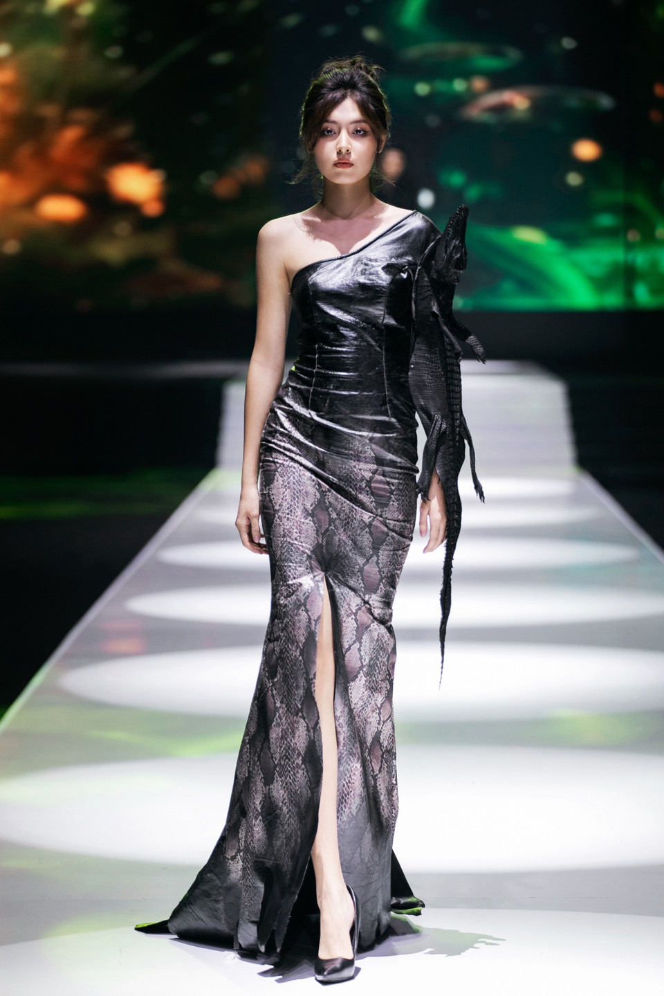 Nhà tạo mẫu đã đưa khán giả hòa mình vào những chất liệu mà tự nhiên đã ban tặng kết hợp cùng những giá trị truyền thống, từ đó thổi hồn vào bộ sưu tập một màu sắc tươi mới. (Ảnh: PV/Vietnam+)