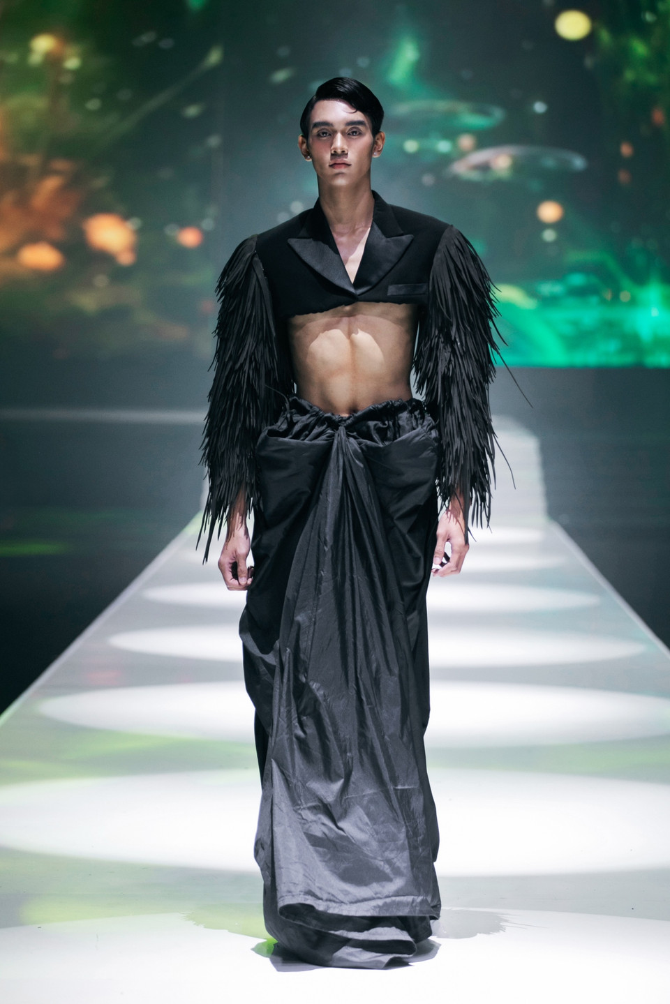 Nhà thiết kế Frederick Lee cho biết “Down To Earth” là bộ sưu tập thấm đẫm tinh hoa văn hóa của các cộng đồng bản địa trên khắp thế giới. (Ảnh: PV/Vietnam+)