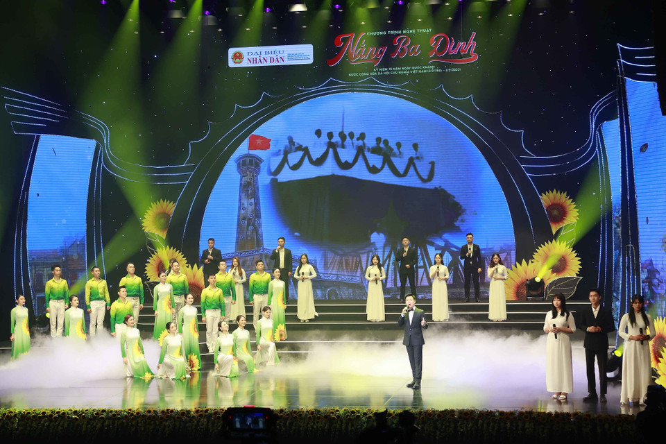 Tiết mục văn nghệ với bài hát 'Ba Đình nắng.' (Ảnh: Doãn Tấn/TTXVN)