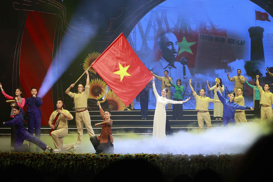 Tiết mục văn nghê chào mừng mang tên 'Đất nước đứng lên.' (Ảnh: Doãn Tấn/TTXVN)