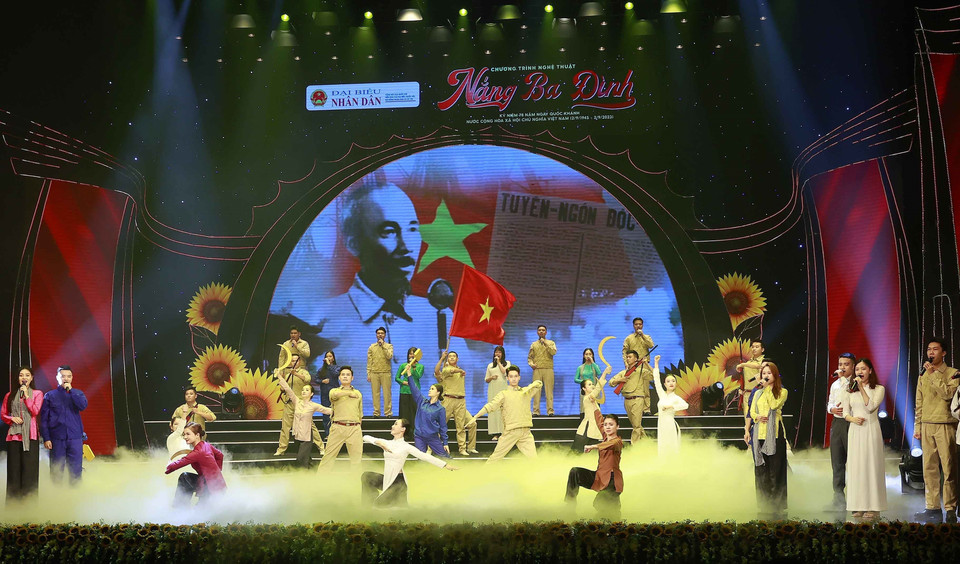 Tiết mục văn nghê chào mừng mang tên 'Đất nước đứng lên.' (Ảnh: Doãn Tấn/TTXVN)