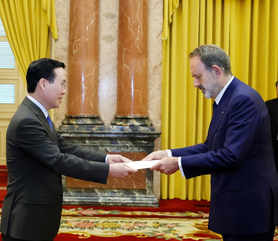 Chủ tịch nước Võ Văn Thưởng tiếp nhận Quốc thư của Đại sứ Cộng hòa Italy Marco Della Seta. (Ảnh: Thống Nhất/TTXVN)