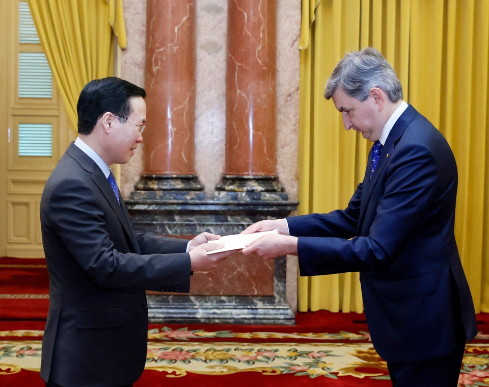 Đại sứ Cộng hòa Litva Darius Gaidys (bên phải) trình Quốc thư lên Chủ tịch nước Võ Văn Thưởng. (Ảnh: Thống Nhất/TTXVN)