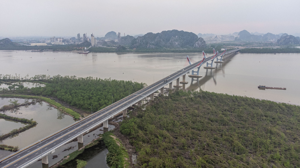 Cầu Bến Rừng nhìn từ phía tỉnh Quảng Ninh sang huyện Thuỷ Nguyên (Hải Phòng). (Ảnh: Hoàng Hiếu/TTXVN)