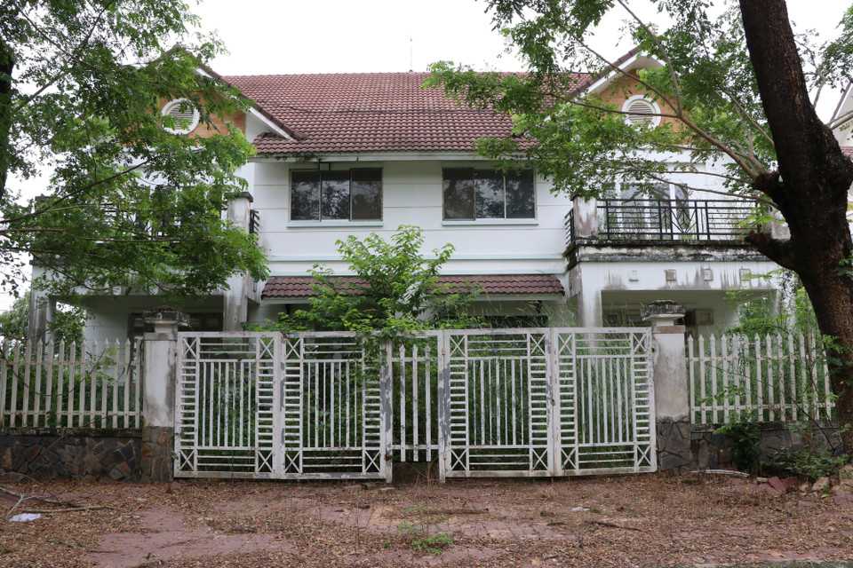 Những căn biệt thự không có người ở trong khu đô thị dọc theo đường Lê Hồng Phong (Long Thọ - Phước An, huyện Nhơn Trạch) đang xuống cấp, hư hỏng theo thời gian. (Ảnh: Sỹ Tuyên/TTXVN)