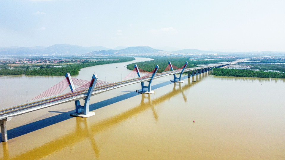 Cẩu Bến Rừng với thiết kế đặc biệt 3 trụ chính hình chữ V. (Ảnh: Hoàng Hiếu/TTXVN)