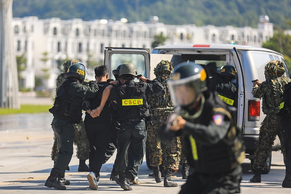 Diễn tập nội dung đánh bắt đối tượng khủng bố và giải cứu con tin trên phương tiện giao thông đường bộ. (Ảnh: Trọng Đạt/TTXVN)