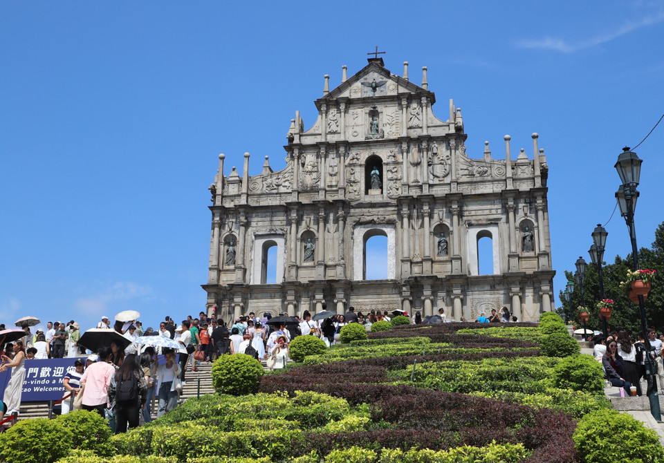 Di tích Nhà thờ thánh Paul được xây dựng vào năm 1580, sau nhiều lần hỏa hoạn hiện chỉ còn lại mặt trước nhà thờ và được UNESCO công nhận là di sản văn hóa thế giới vào năm 2005. (Ảnh: Xuân Vịnh/TTXVN)