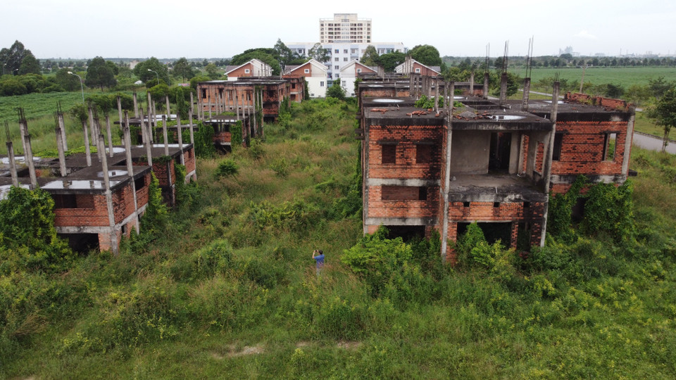 Hàng chục căn biệt thự diện tích hàng trăm m2 đã hoàn thành phần xây thô, bị bỏ hoang hơn 10 năm nay tại khu đô thị Long Thọ - Phước An (Nhơn Trạch). (Ảnh: Sỹ Tuyên/TTXVN)