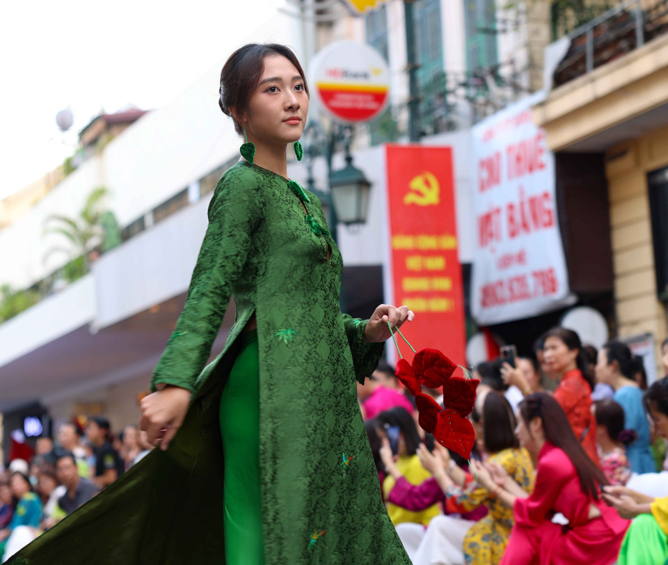 "Áo dài Sắc thu Hà Nội" tôn vinh vẻ đẹp và giá trị văn hóa của người phụ nữ Việt Nam trong tà áo dài truyền thống. (Ảnh: Thanh Tùng/TTXVN)