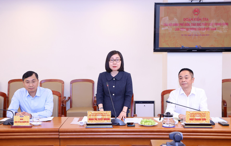 Đồng chí Đoàn Thị Tuyết Nhung, Phó Tổng giám đốc, Chủ tịch Hội đồng phối hợp phổ biến, giáo dục pháp luật Thông tấn xã Việt Nam phát biểu. (Ảnh: Văn Điệp/TTXVN)