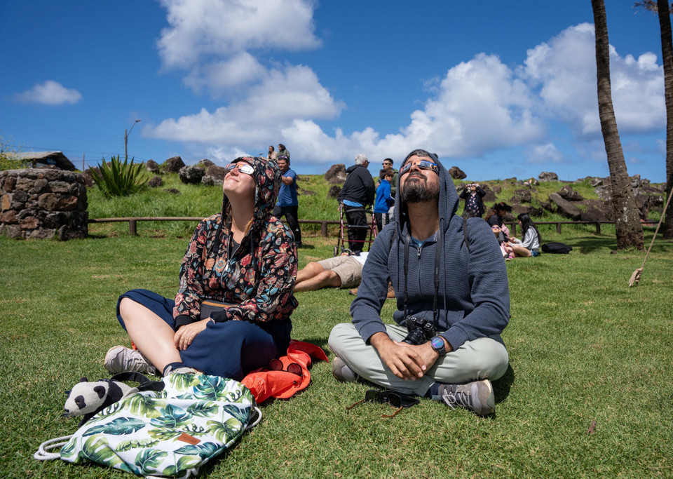 Người dân chiêm ngưỡng hiện tượng nhật thực toàn phần trên bầu trời tại Easter Island, Chile, ngày 2/10/2024. (Ảnh: THX/TTXVN)