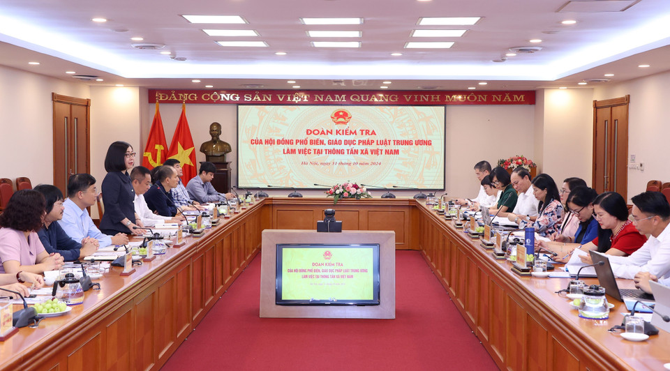 Đoàn Kiểm tra của Hội đồng phối hợp phổ biến, giáo dục pháp luật Trung ương làm việc với Thông tấn xã Việt Nam. (Ảnh: Văn Điệp/TTXVN)